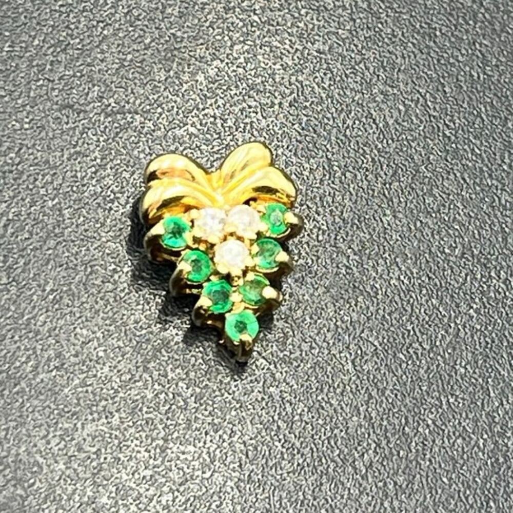 Pompeii3 14K Yellow Gold
Emerald‎ and Diamond Bow Grapes Small Pendant